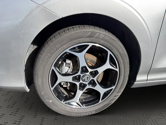 Gros plan sur la roue avant droite gris clair du MG3 1.5L Hybrid+ Luxury avec jante alliage noire et argentée.