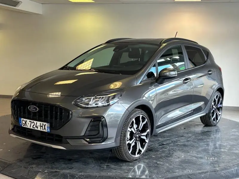 Ford Fiesta 2022 gris Fashion Gris Magnetic vue 3/4 avant avec jantes alu noires à 5 branches en Y