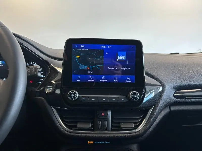 Tableau de bord de Ford Fiesta 2022 avec écran tactile central affichant navigation et commandes multimédia.