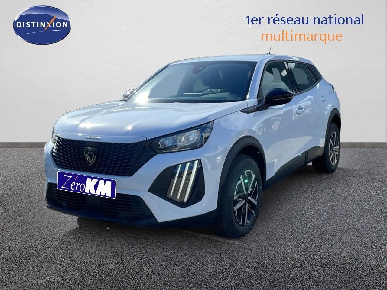 Peugeot 2008 blanc Okenite métal en 3/4 avant droit avec calandre noire et feux LED verticaux distinctifs.
