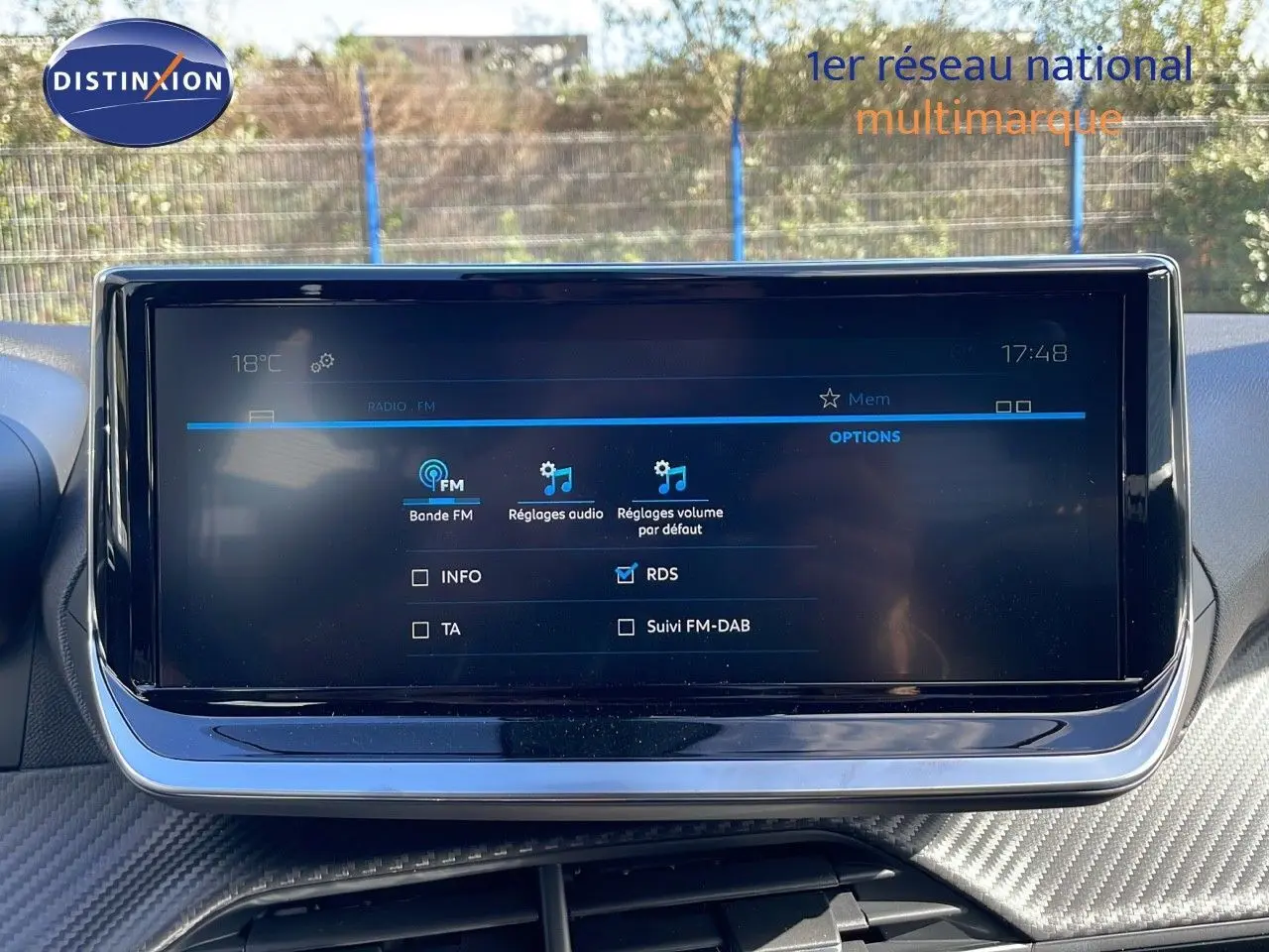 Écran tactile central du tableau de bord du Peugeot 2008 2025, affichant les réglages radio FM en intérieur.