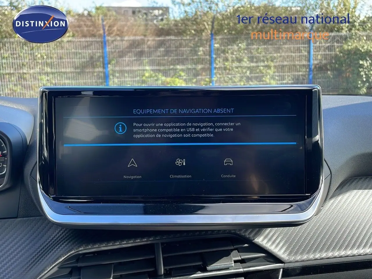 Écran central du tableau de bord du Peugeot 2008 blanc, affichant un message d'absence de navigation.