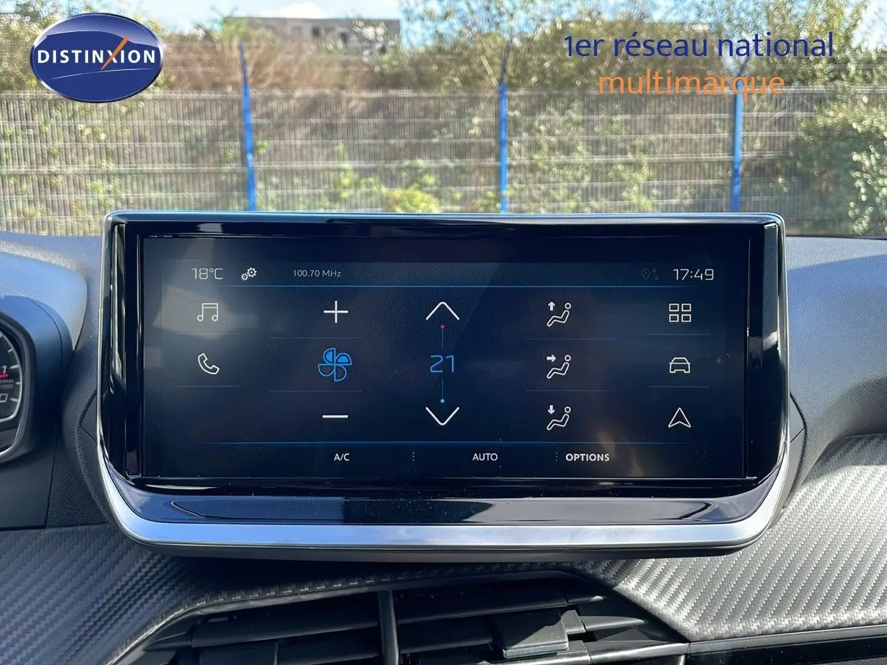 Écran tactile central affichant la climatisation à 21°C dans l'habitacle d'une Peugeot 2008 blanche 2025.