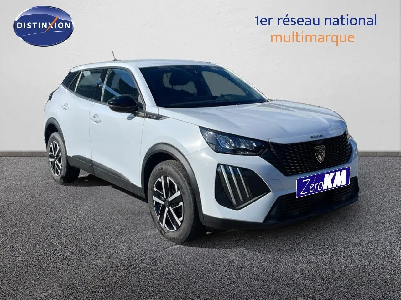 Peugeot 2008 blanc Okenite métal en 3/4 avant droit, avec calandre noire et jantes alliage distinctives.