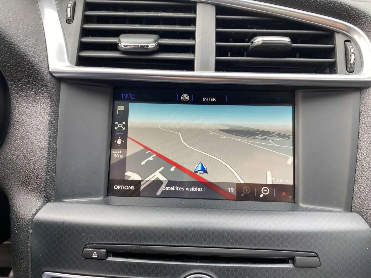 Écran tactile de navigation 7 pouces dans le tableau de bord du DS4 gris clair, vue rapprochée intérieure.