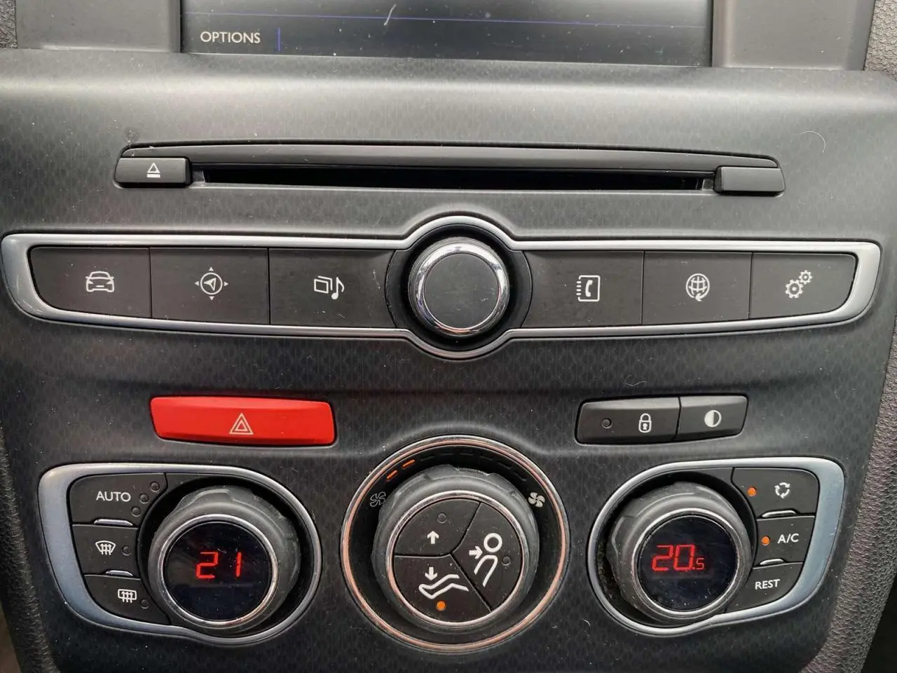 Vue rapprochée du tableau de bord de la DS4 2016, mettant en valeur les commandes de climatisation bi-zone et boutons fonctionnels.