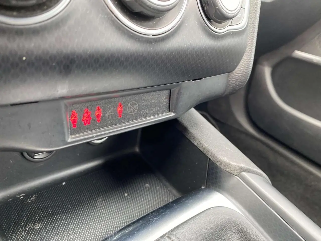 Gros plan sur le tableau de bord noir de la DS4 2016 montrant les voyants de sécurité allumés en rouge.