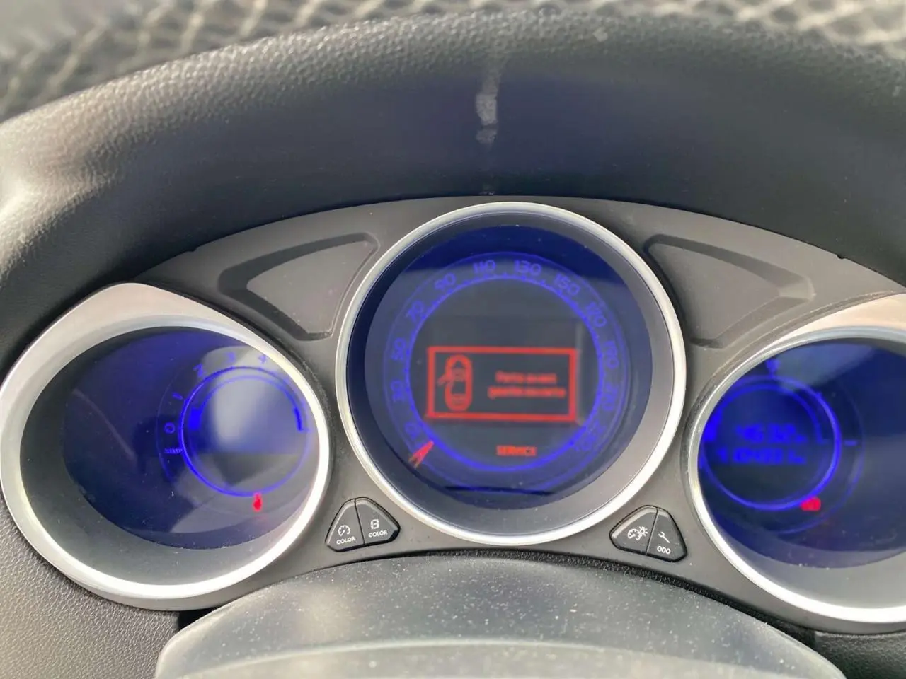 Tableau de bord du DS4 2016 avec compteurs ronds lumineux bleus et écran central affichant un message d'alerte.