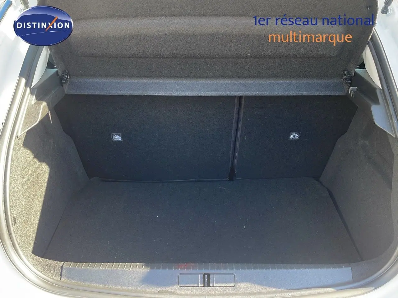 Coffre ouvert d'une Opel Corsa blanc glacier 2022, montrant l'espace de rangement intérieur propre et vide.