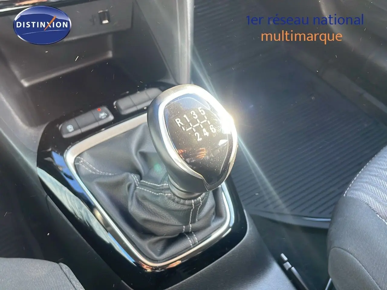 Le levier de vitesses manuel de l'Opel Corsa blanc glacier 2022, vu en gros plan depuis le siège conducteur.