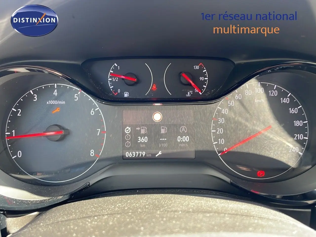 Tableau de bord de l'Opel Corsa blanc glacier 2022, affichant compte-tours, vitesse et jauges au ralenti.