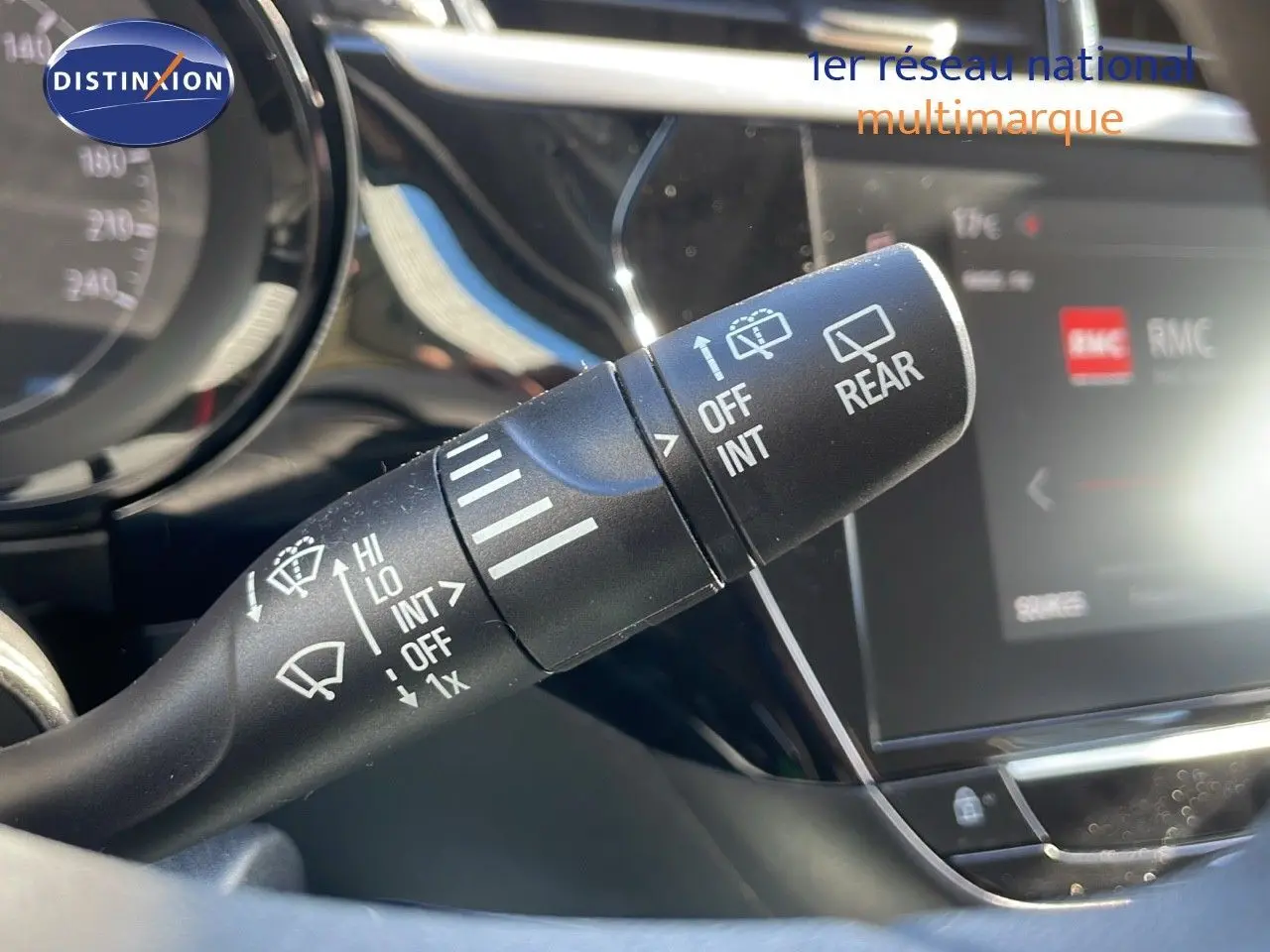 Gros plan sur la manette d'essuie-glace à gauche du volant dans l'habitacle d'une Opel Corsa blanc glacier 2022.