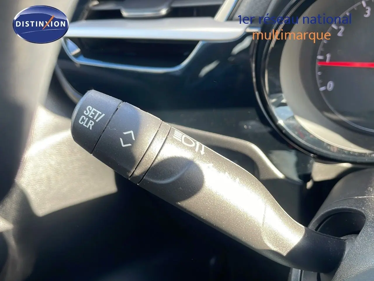 Le levier de commande des feux et régulateur de vitesse de l'Opel Corsa 1.5D 102CH Edition 2022, intérieur noir.