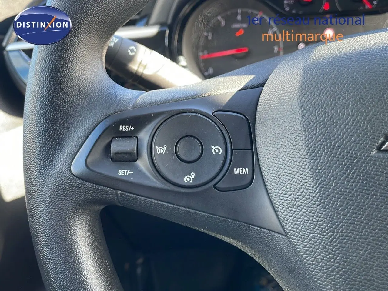 Gros plan sur le volant noir de l'Opel Corsa 2022, mettant en valeur les commandes de régulateur de vitesse.