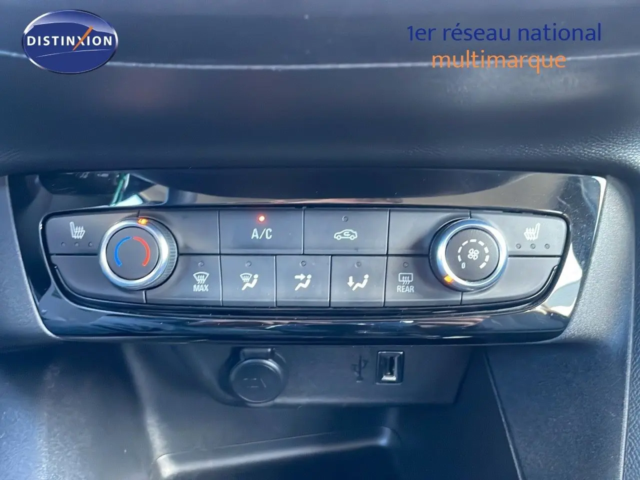 Panneau de commande de climatisation avec réglages rotatifs et boutons sur Opel Corsa blanc glacier 2022.