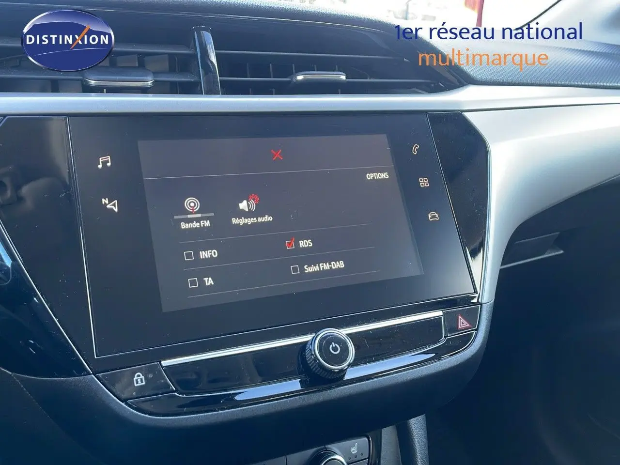 Écran tactile central de l'Opel Corsa blanc glacier 2022, vue rapprochée du tableau de bord côté passager.