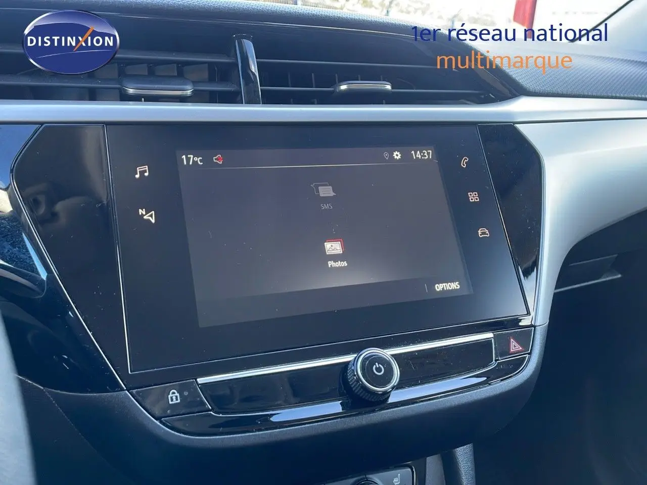 Écran tactile central de l’Opel Corsa blanc glacier 2022, affichant menu multimédia dans l’habitacle.