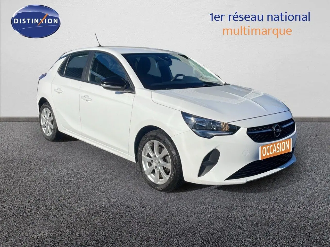 Opel Corsa blanc glacier vue 3/4 avant droit, compacte cinq portes avec jantes alliage et calandre noire.