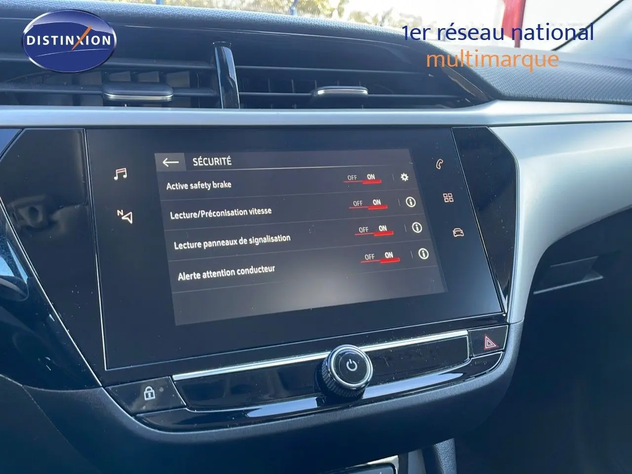 Écran tactile central affichant les réglages de sécurité dans l'habitacle d'une Opel Corsa blanc glacier 2022.