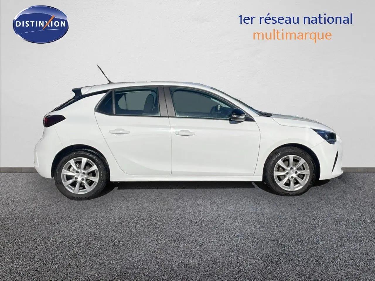 Profil côté gauche d'une Opel Corsa blanche glacier 5 portes de 2022, avec jantes alliage et vitres teintées.