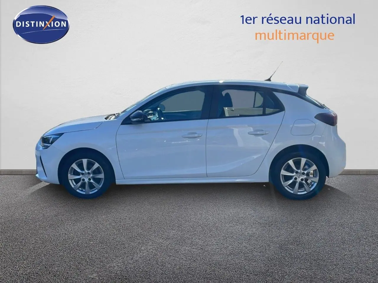 Profil côté gauche d'une Opel Corsa blanche glacier 2022, version 1.5D 102CH Edition, sur fond neutre.