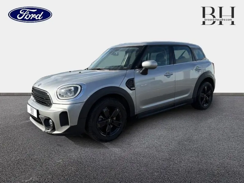 Vue 3/4 avant droit d'une MINI COUNTRYMAN 2023 Melting Silver III avec jantes noires et calandre chromée.