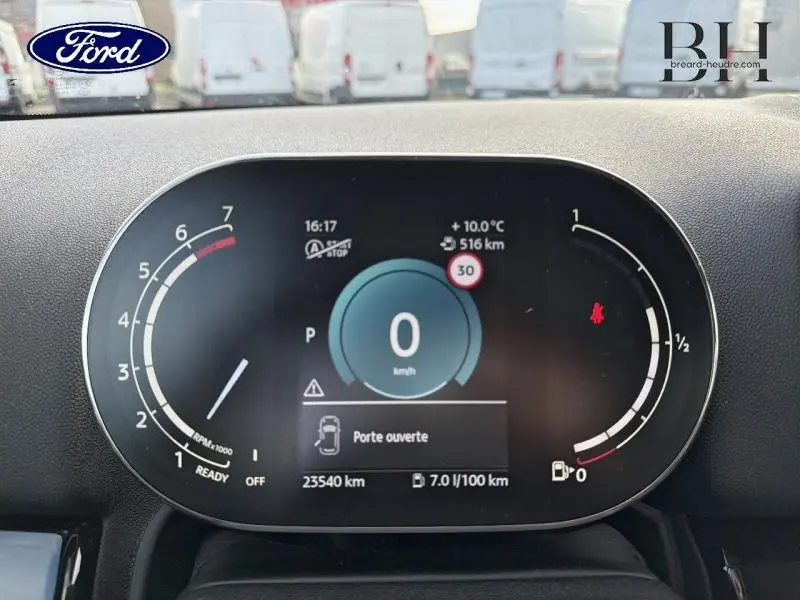 Tableau de bord numérique d'une MINI Countryman Melting Silver III, affichant vitesse, compte-tours et alertes.