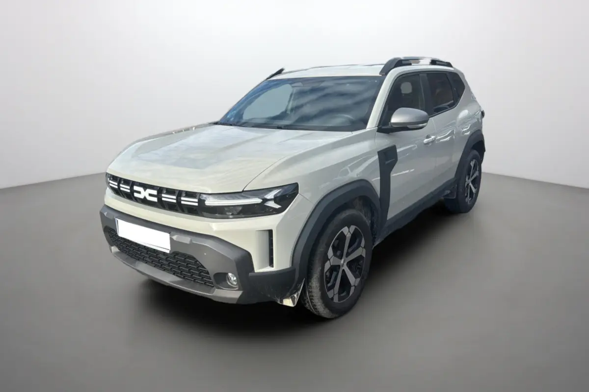 SUV Dacia Duster TCE 130 4x2 Journey couleur Sandstone, vue 3/4 avant droit avec jantes alu 18 pouces.