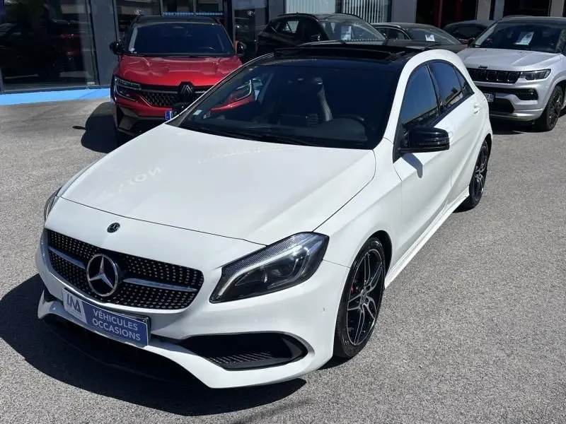 Vue 3/4 avant d'une Mercedes Classe A 200 d Fascination blanche avec toit noir et jantes sport noires.