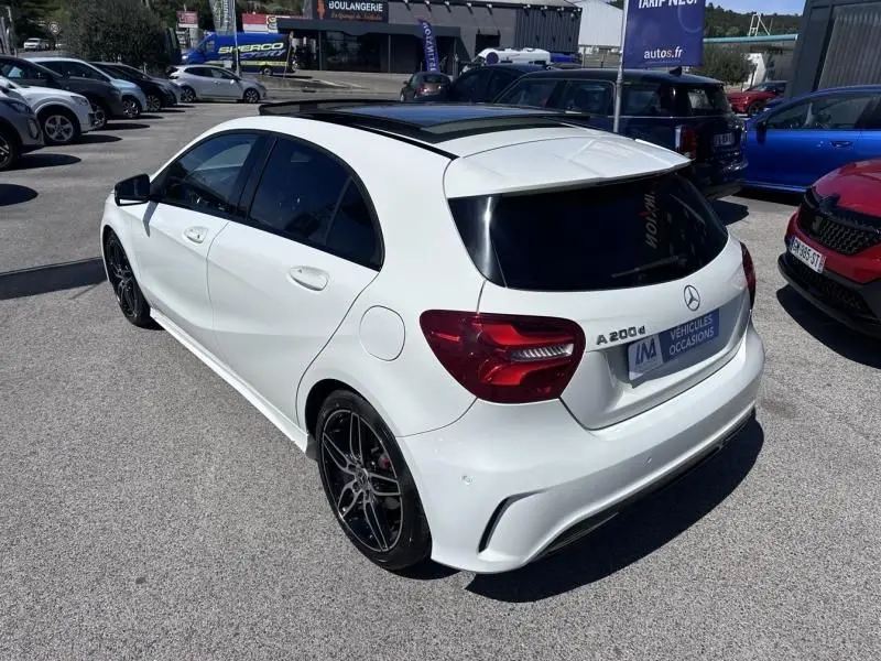 Mercedes Classe A 200 d Fascination blanc vue 3/4 arrière droit, jantes noires et vitres teintées, année 2017.