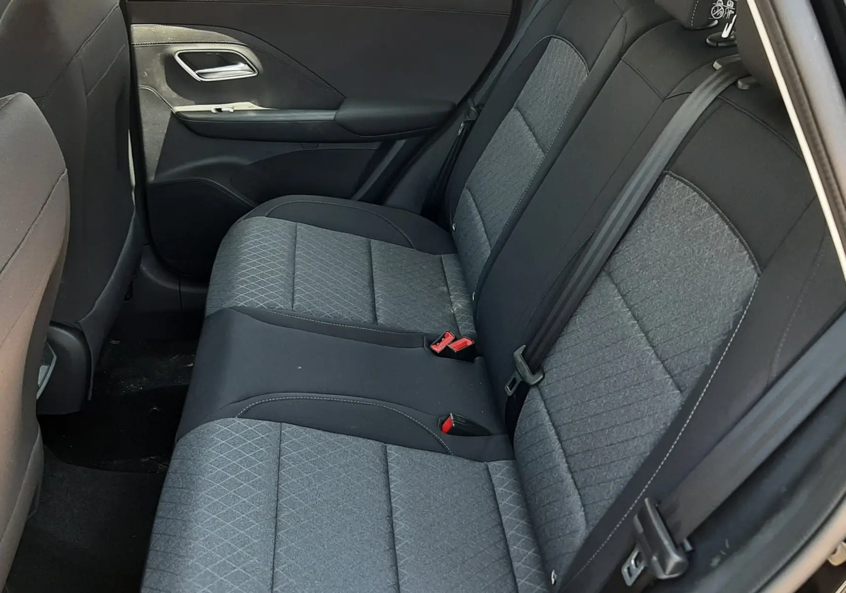 Vue intérieure côté gauche des sièges arrière en tissu gris et noir du MG MOTOR ZS 1.5L HYBRID+ 197CH STANDARD 2026.