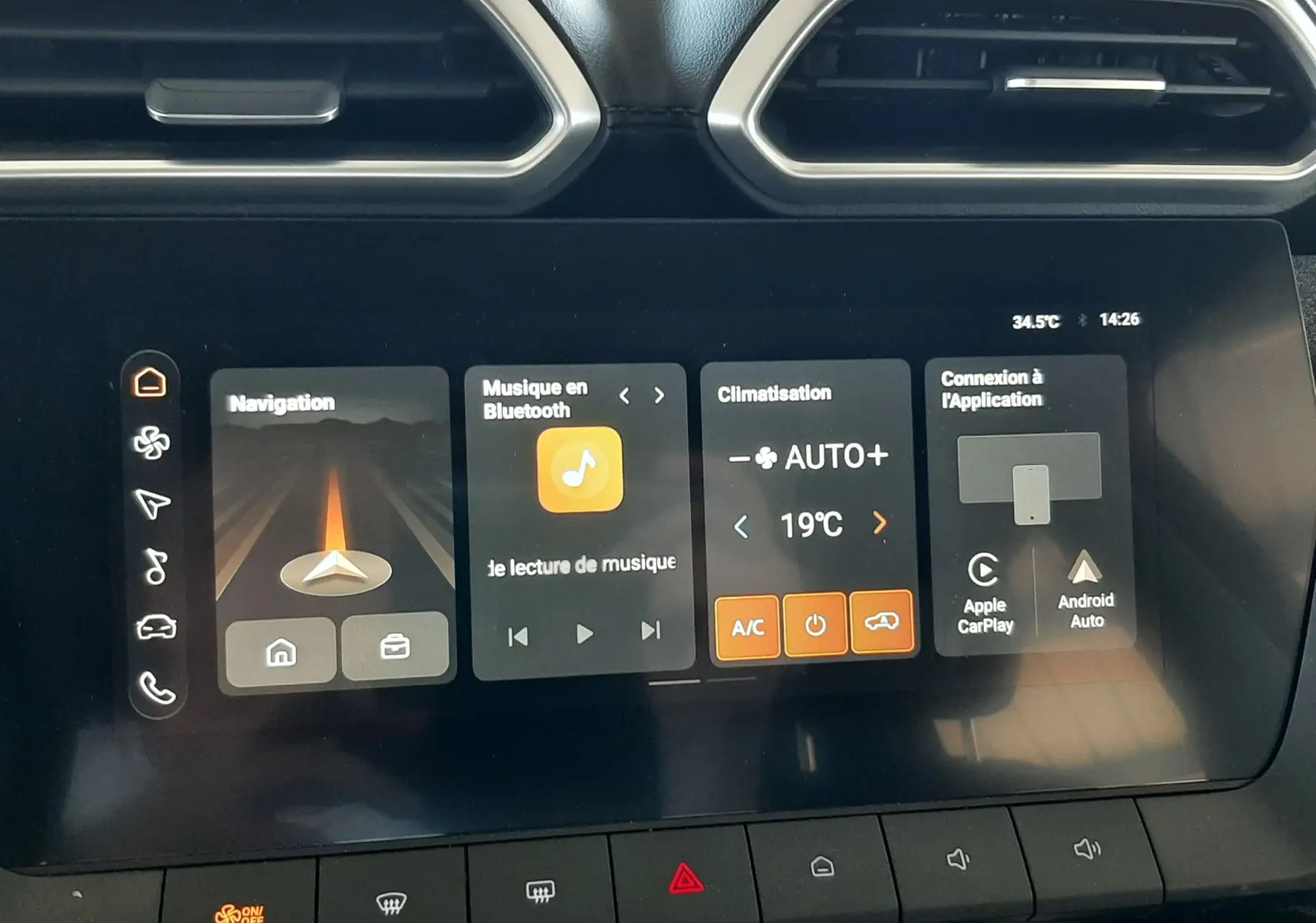 Écran tactile central du MG ZS 2026 en Pebble Black, affichant navigation, musique Bluetooth et climatisation à 19°C.
