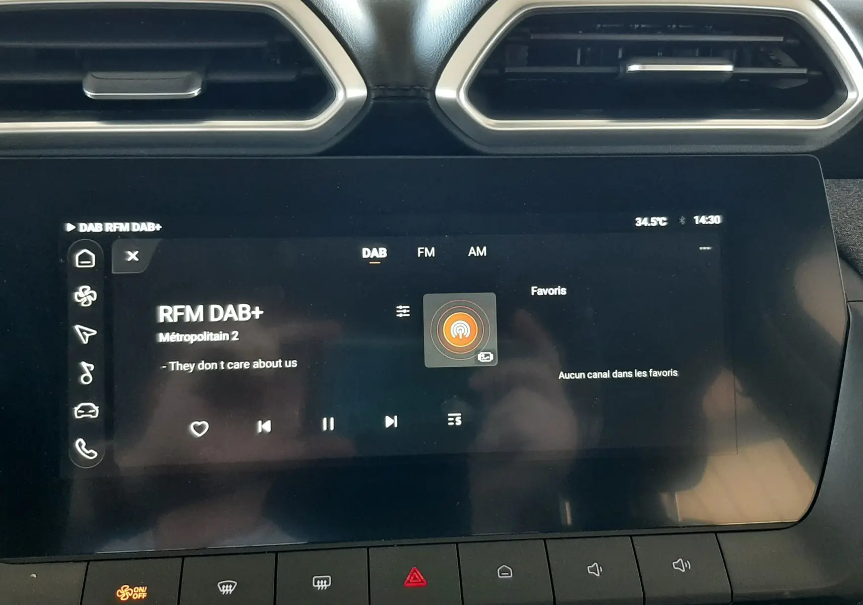 Vue rapprochée de l’écran tactile central et des commandes du tableau de bord du MG ZS Pebble Black 2026.