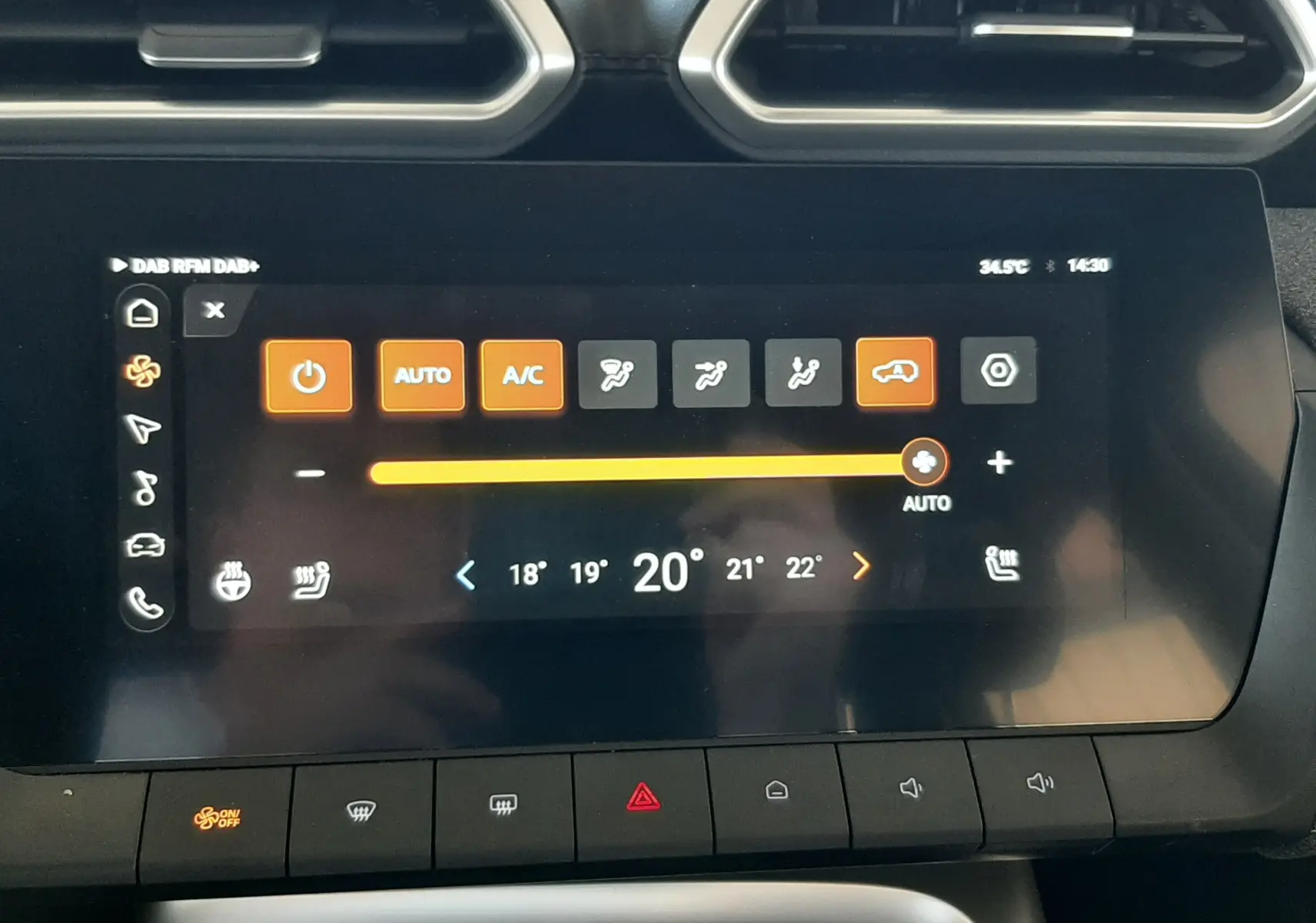 Vue rapprochée de l'écran tactile central noir du MG ZS 2026, affichant les réglages de climatisation automatique.