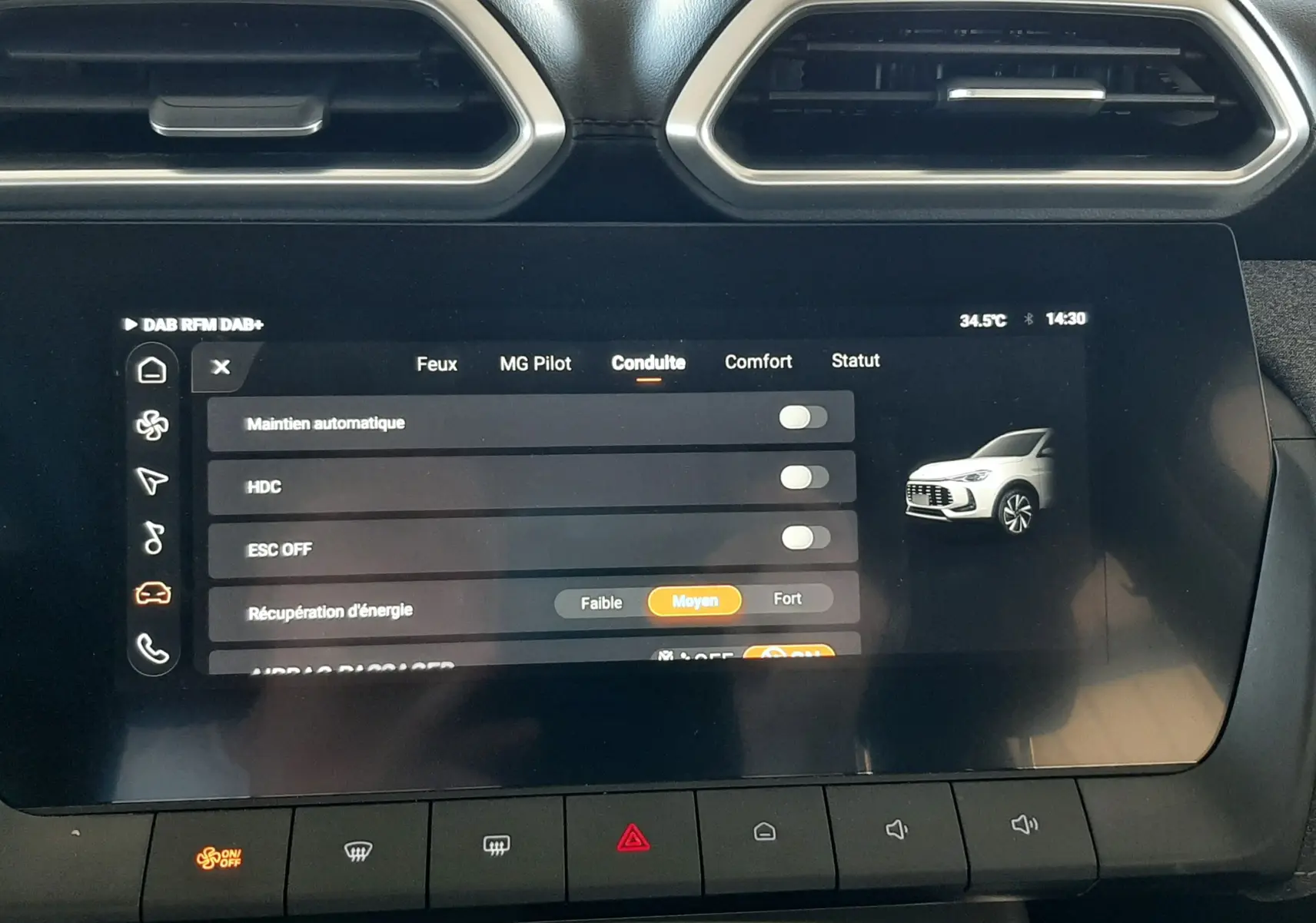 Écran tactile central du MG ZS 2026 affichant les réglages de conduite avec une interface moderne noire et blanche.