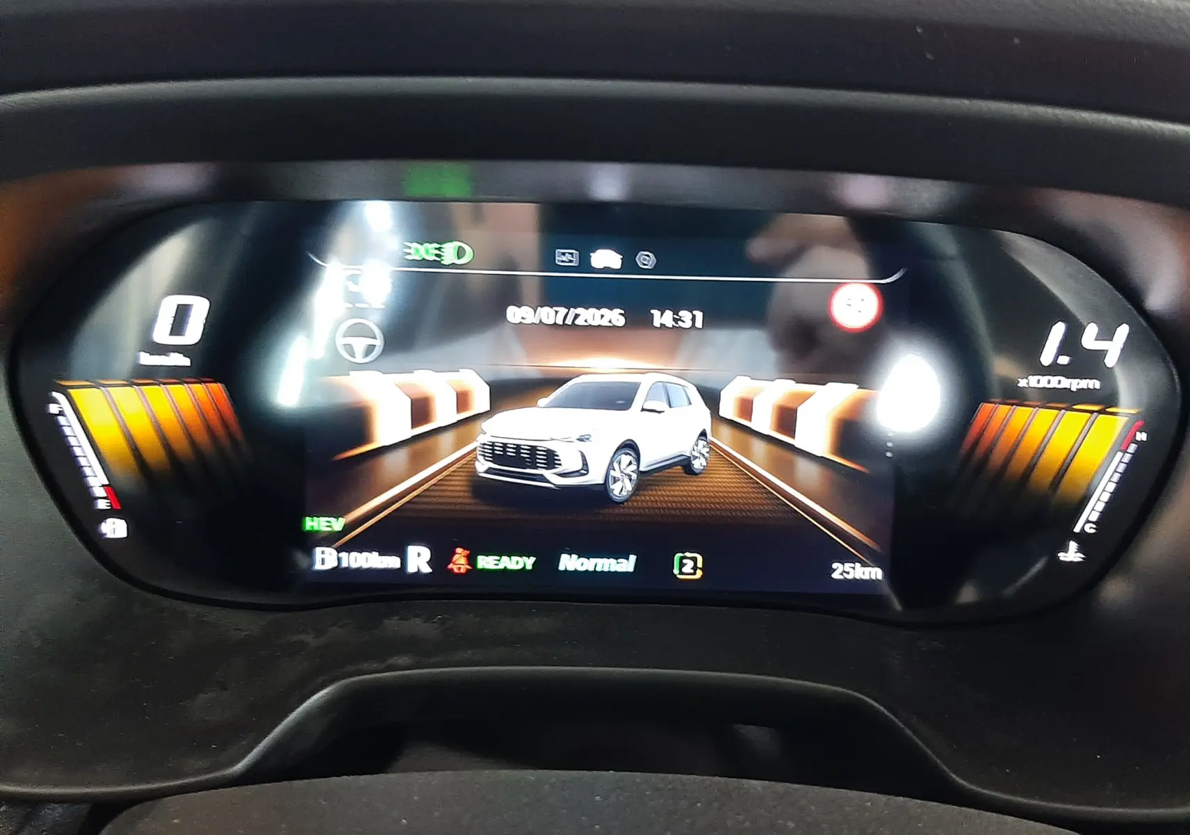 Affichage numérique du tableau de bord MG ZS 1.5L Hybrid+ avec représentation 3D du véhicule en vue avant centrale.