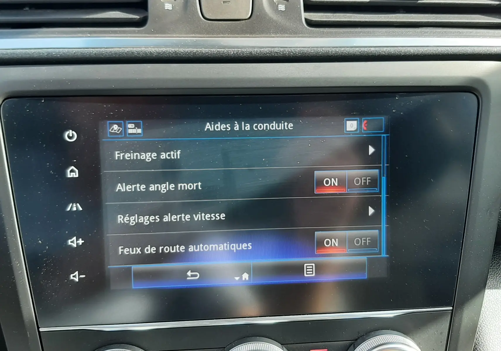 Écran tactile central du Renault Kadjar 2021 gris titanium montrant les aides à la conduite, avec commandes de climatisation en dessous.