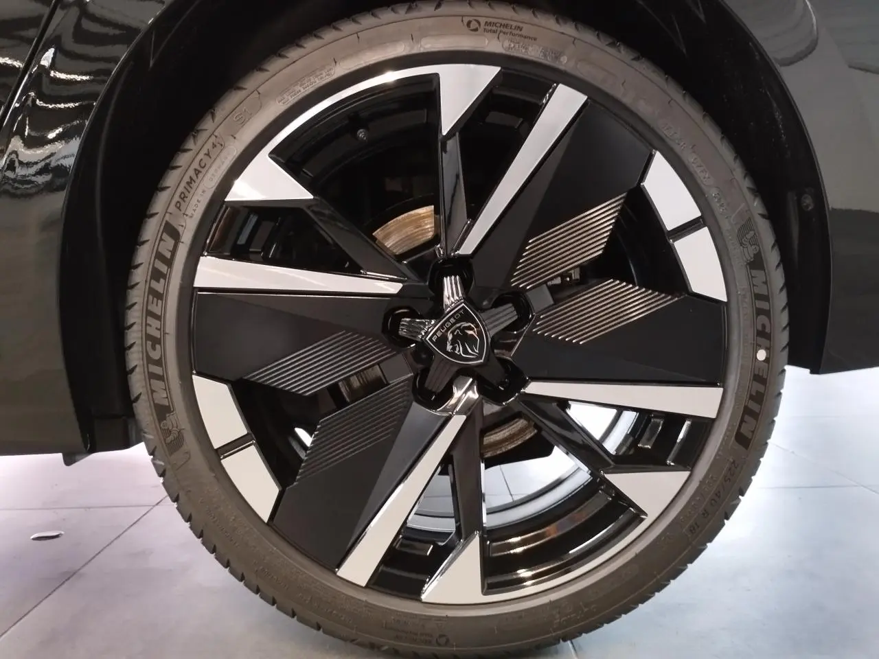 Gros plan sur la jante alliage 18" bi-tons noir et argent de la Peugeot 308 noire métallisée.