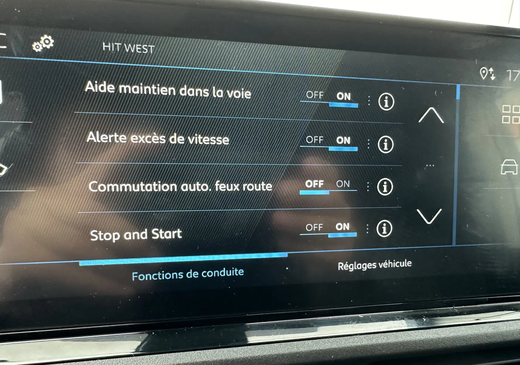 Écran tactile intérieur du Peugeot Partner Fourgon blanc 2024 montrant les réglages d'aides à la conduite activés.