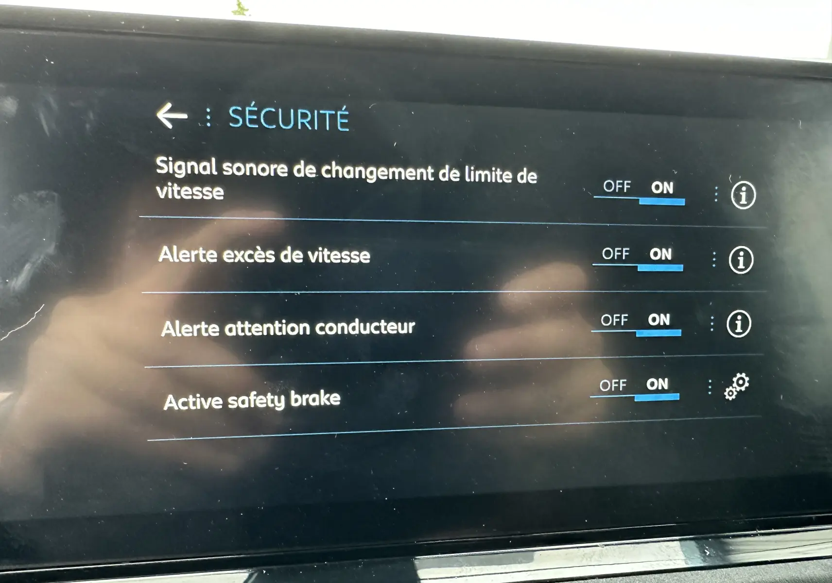 Écran tactile intérieur du Peugeot Partner Fourgon blanc 2024 affichant les réglages de sécurité activés.