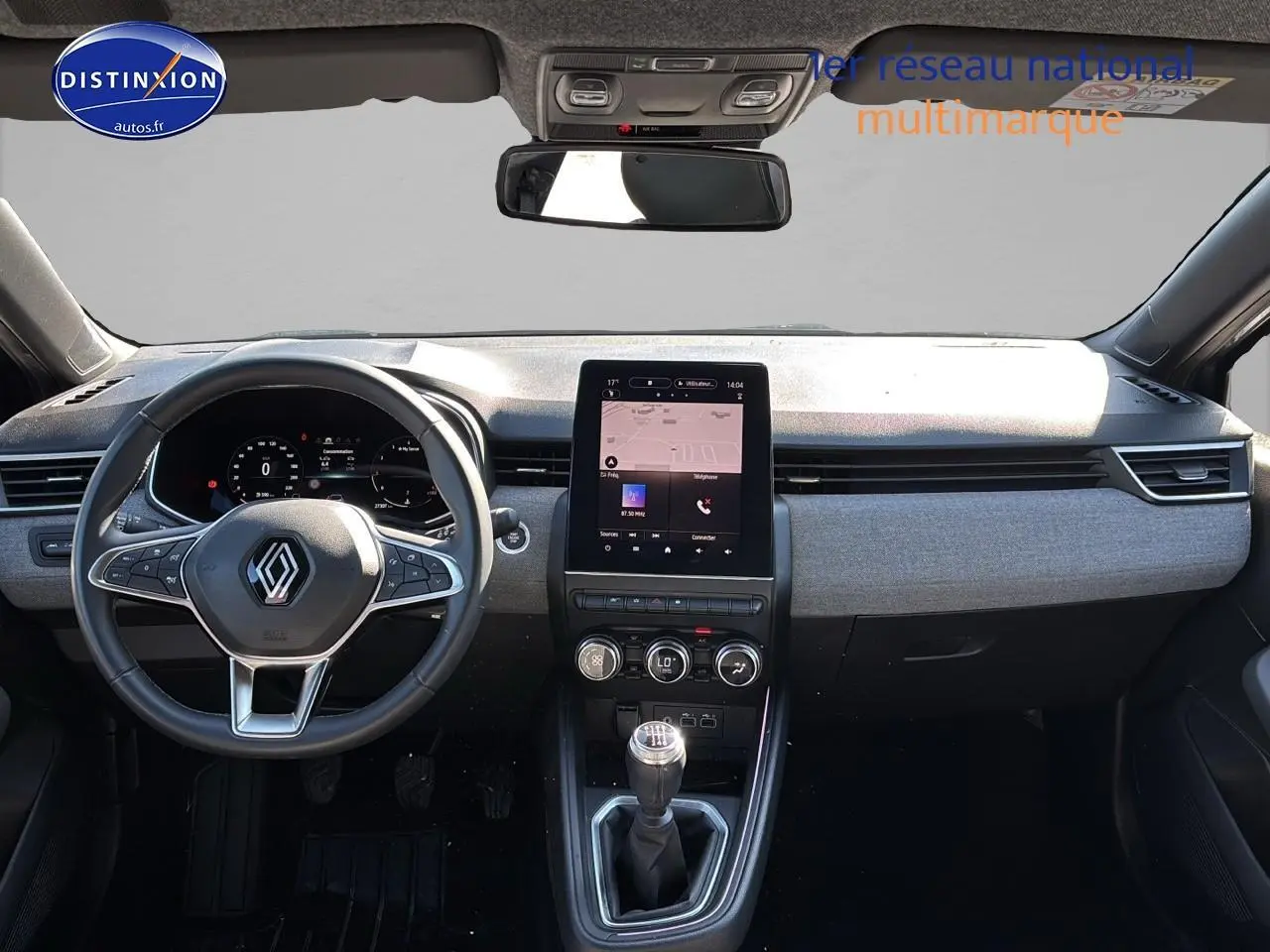 Intérieur avant de la Renault Clio V 1.0 TCe 90 Techno avec tableau de bord moderne et volant multifonction noir.