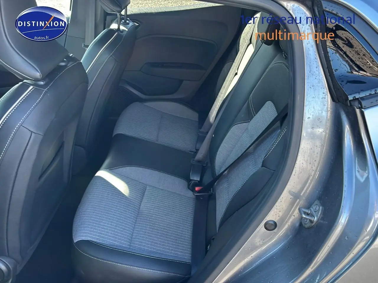 Vue côté droit de la banquette arrière gris pizarra et noir de la Renault Clio V 1.0 TCe 90 Techno 2024.