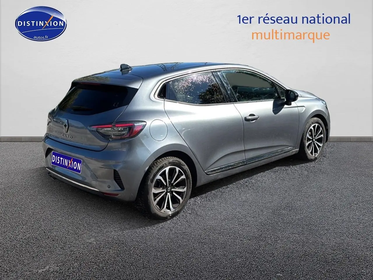 Renault Clio V gris pizarra vue 3/4 arrière droit avec jantes alliage noires et vitres surteintées.