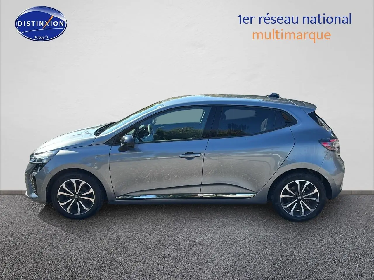 Profil côté gauche de la Renault Clio V gris pizarra 2024 avec jantes alliage noires et détails chromés sur portes.