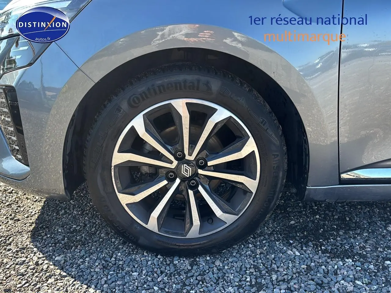 Gros plan sur la jante alliage 16 pouces boavista black et la roue côté avant gauche de la Renault Clio V gris pizarra.