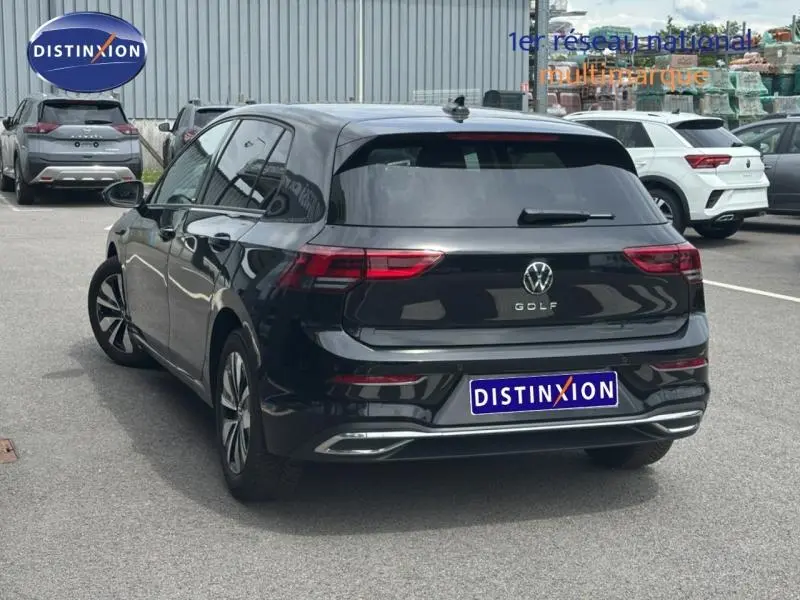 Vue 3/4 arrière d'une Volkswagen Golf 1.5 eTSI Style noire nacrée, avec feux arrière LED et jantes alu visibles.