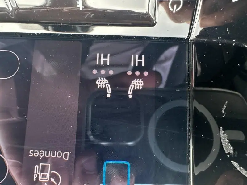 Détail de l'écran tactile intérieur de la Volkswagen Golf 2024 noir intense, montrant les commandes des sièges chauffants avant.