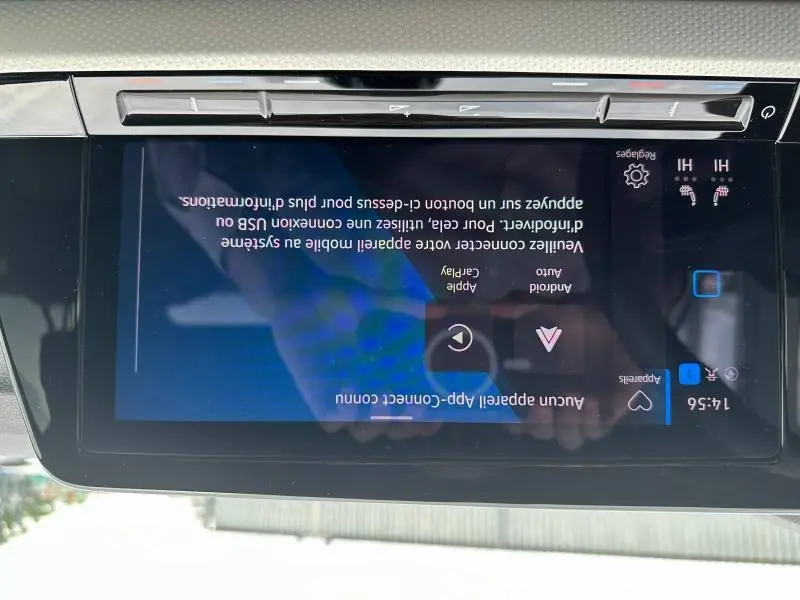 Écran tactile central de la Volkswagen Golf 1.5 eTSI Style 2024, affichant les options de connectivité mobile.