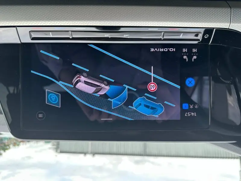 Écran tactile intérieur de la Volkswagen Golf 2024 affichant la vue 3D de la route et la limite de vitesse à 60 km/h.