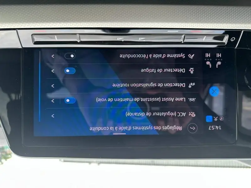 Écran tactile central de la Volkswagen Golf 1.5 eTSI Style 2024 affichant les réglages d’aide à la conduite.